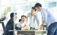 日本企業では同僚と助け合う人の割合が欧米企業より低いという。写真はイメージ