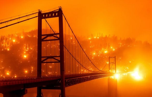 カリフォルニア州の山火事 濃いオレンジ色に染まる空 Nikkei Style