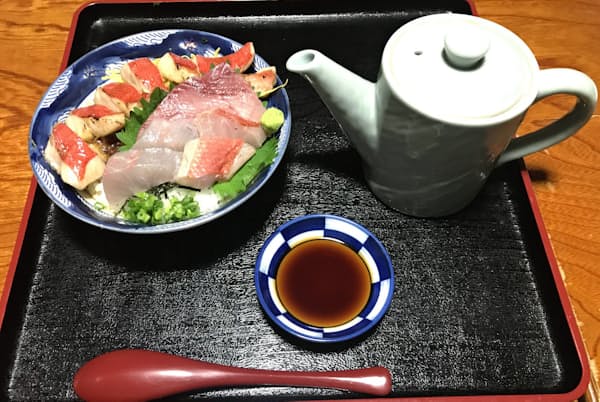 「料亭 花月」では最後にだし汁を注ぎ、お茶漬けのようにして食べる 「料亭 花月」では最後にだし汁を注ぎ、お茶漬けのようにして食べる