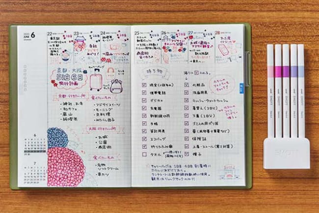 スケジュールや日記などを書き込んだ手帳やノート、使用したペンなどをInstagramなどSNSで公開することがブームになり、女性を中心に写真映えもする細字サインペンのニーズが高まっている。このセットはグローバル市場で最も人気がある「フローラルカラー(花を思わせる優しいカラー)」 スケジュールや日記などを書き込んだ手帳やノート、使用したペンなどをInstagramなどSNSで公開することがブームになり、女性を中心に写真映えもする細字サインペンのニーズが高まっている。このセットはグローバル市場で最も人気がある「フローラルカラー(花を思わせる優しいカラー)」