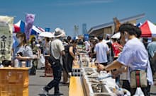 泉南りんくう公園で毎週末に地元漁協が開催するマルシェは人気を集めている