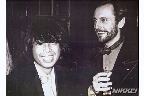 最愛の恋人グザビエ・ドゥ・カステラ(右)と高田賢三さん。グザビエはルイ14世から伯爵の称号をもらった貴族の末裔で建築などに詳しい教養人だった。 最愛の恋人グザビエ・ドゥ・カステラ(右)と高田賢三さん。グザビエはルイ14世から伯爵の称号をもらった貴族の末裔で建築などに詳しい教養人だった。