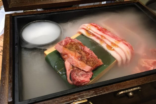 本当に焼肉店 飯盒にアユの串焼き 焼肉キャンプ Nikkei Style 本当に焼肉店 飯盒にアユの串焼き 焼肉キャンプ Nikkei Style