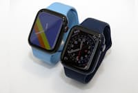 右手前が「Apple Watch Series 6」、左奥が「Apple Watch SE」。ケースサイズはともに44ミリ 右手前が「Apple Watch Series 6」、左奥が「Apple Watch SE」。ケースサイズはともに44ミリ