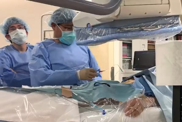 帝京大学医学部附属病院の山本真由医師はリンパ漏患者にカテーテル治療を行っている=同病院提供 帝京大学医学部附属病院の山本真由医師はリンパ漏患者にカテーテル治療を行っている=同病院提供