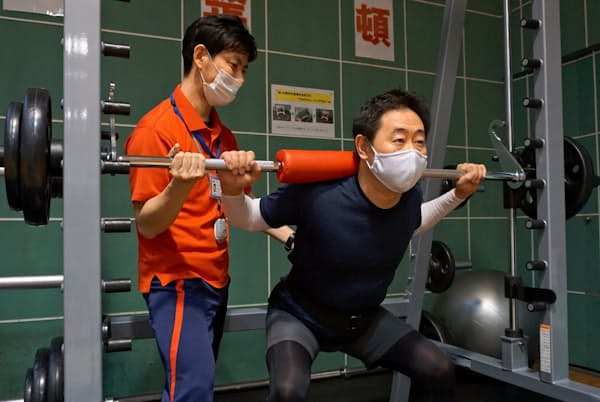 19年に愛知医科大学の「ペインキャンプ」に参加した水野さん(右)は、現在もプログラムに関わる医療スタッフの指導を受けながら運動を続けている 19年に愛知医科大学の「ペインキャンプ」に参加した水野さん(右)は、現在もプログラムに関わる医療スタッフの指導を受けながら運動を続けている