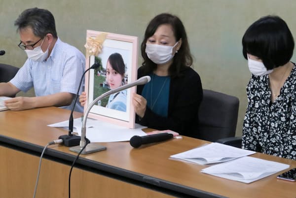 要望書を提出後に記者会見した医療情報の公開・開示を求める市民の会の勝村久司・代表世話人(左)と、医療事故で長女を亡くした金坂康子さん(中央)ら(9月、東京・霞が関) 要望書を提出後に記者会見した医療情報の公開・開示を求める市民の会の勝村久司・代表世話人(左)と、医療事故で長女を亡くした金坂康子さん(中央)ら(9月、東京・霞が関)