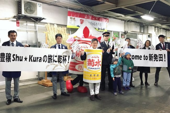 菊水のロゴ入り着ぐるみを着ている菊水酒造の高澤社長(中央) 菊水のロゴ入り着ぐるみを着ている菊水酒造の高澤社長(中央)