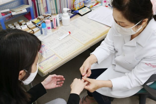 頻繁に消毒 手荒れ注意 専門家に聞くケアのポイント Nikkei Style 頻繁に消毒 手荒れ注意 専門家に聞くケアのポイント Nikkei Style