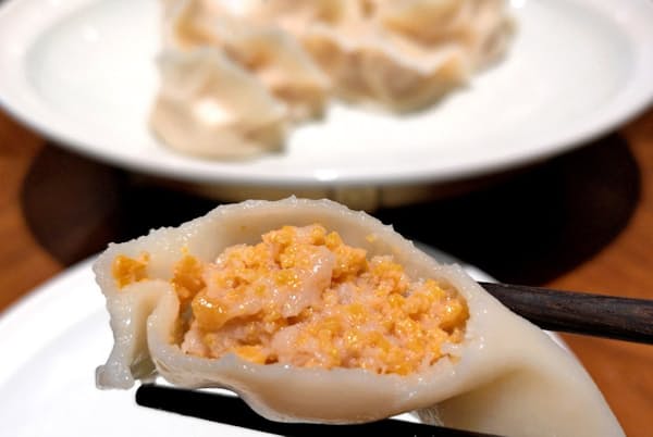 ウニギョーザは濃厚なウニのうまみが口に広がる(喜鼎海胆水餃) ウニギョーザは濃厚なウニのうまみが口に広がる(喜鼎海胆水餃)