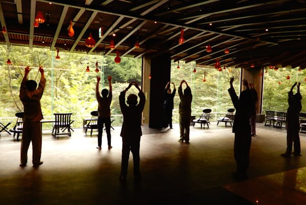 ストレッチや深呼吸などを組み込んだ「星野リゾート 界 川治」の現代湯治体操 ストレッチや深呼吸などを組み込んだ「星野リゾート 界 川治」の現代湯治体操