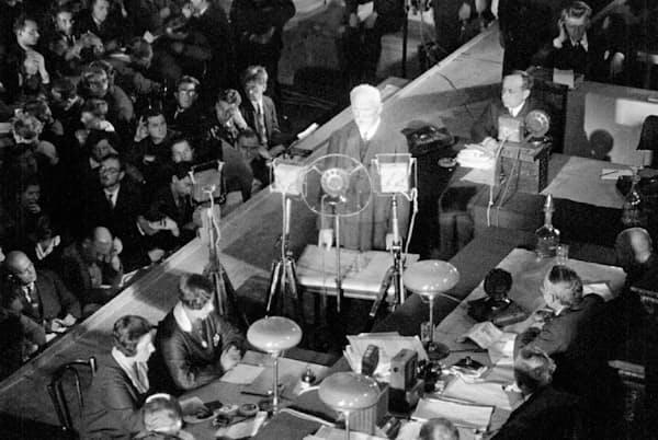 「粛清裁判」の一場面 「粛清裁判」の一場面