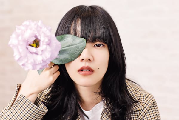 1995年生まれ、兵庫県出身。音楽関係の仕事に就く父親の影響で、幼少の頃より音楽に触れて育つ。2016年11月にシングル『生きていたんだよな』でメジャーデビュー。シングル『マリーゴールド』(18年8月)は、20年2月にストリーミング再生回数が2億回を突破(写真:中川容邦) 1995年生まれ、兵庫県出身。音楽関係の仕事に就く父親の影響で、幼少の頃より音楽に触れて育つ。2016年11月にシングル『生きていたんだよな』でメジャーデビュー。シングル『マリーゴールド』(18年8月)は、20年2月にストリーミング再生回数が2億回を突破(写真:中川容邦)