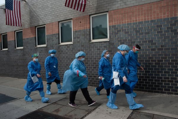 このほど発表された全米医学アカデミーの報告書は、新型コロナウイルスワクチンの優先的な接種対象に、緊急対応要員だけでなく社会的弱者も含めるよう歴史上初めて提言している(PHOTOGRAPH BY STEPHEN FERRY, REDUX) このほど発表された全米医学アカデミーの報告書は、新型コロナウイルスワクチンの優先的な接種対象に、緊急対応要員だけでなく社会的弱者も含めるよう歴史上初めて提言している(PHOTOGRAPH BY STEPHEN FERRY, REDUX)