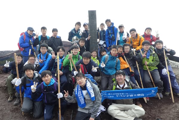 富士登山2度目にしてついに雪辱を果たした=西大和学園提供 富士登山2度目にしてついに雪辱を果たした=西大和学園提供