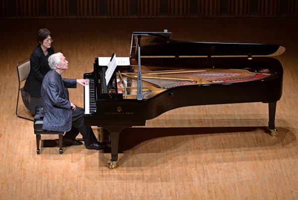 演奏生活60年の記念公演をする舘野泉(10月、札幌市)(C)Nobuo MIKAWA 演奏生活60年の記念公演をする舘野泉(10月、札幌市)(C)Nobuo MIKAWA