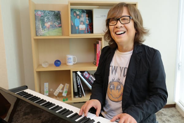 社内でピアノを弾く井上氏 社内でピアノを弾く井上氏