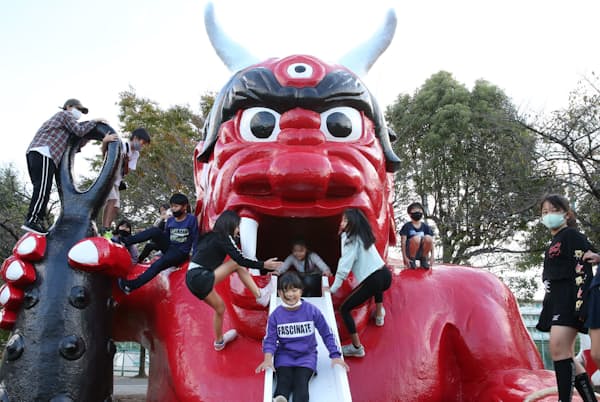 放課後には子供たちが群がって遊ぶ鬼の滑り台(東京都足立区の舎人いきいき公園)=三浦秀行撮影 放課後には子供たちが群がって遊ぶ鬼の滑り台(東京都足立区の舎人いきいき公園)=三浦秀行撮影
