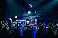 ミュージカル『モーツァルト!』は『僕こそ音楽』『星から降る金』などの代表的な名曲も見どころの1つ。日本版の歌詞と、韓国版の日本語訳ではニュアンスの違いも生まれ、演出の違いとともに視聴者の興味を引いた (C)EMK Musical Company ミュージカル『モーツァルト!』は『僕こそ音楽』『星から降る金』などの代表的な名曲も見どころの1つ。日本版の歌詞と、韓国版の日本語訳ではニュアンスの違いも生まれ、演出の違いとともに視聴者の興味を引いた (C)EMK Musical Company