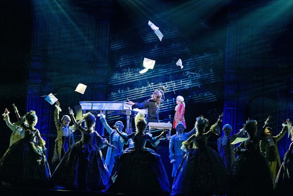 ミュージカル『モーツァルト!』は『僕こそ音楽』『星から降る金』などの代表的な名曲も見どころの1つ。日本版の歌詞と、韓国版の日本語訳ではニュアンスの違いも生まれ、演出の違いとともに視聴者の興味を引いた (C)EMK Musical Company ミュージカル『モーツァルト!』は『僕こそ音楽』『星から降る金』などの代表的な名曲も見どころの1つ。日本版の歌詞と、韓国版の日本語訳ではニュアンスの違いも生まれ、演出の違いとともに視聴者の興味を引いた (C)EMK Musical Company