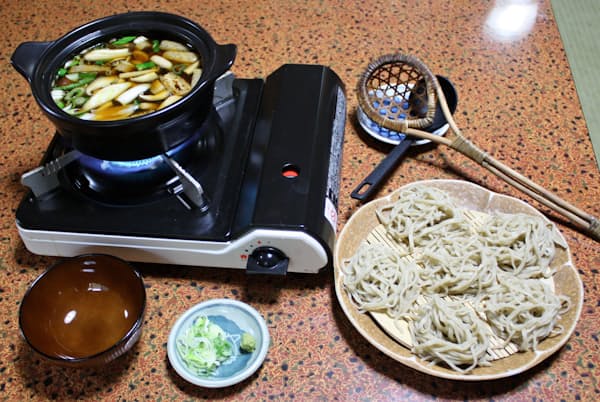 「福伝」のつゆはしょうゆベースで、鳥肉やキノコ、山菜などが豊富 「福伝」のつゆはしょうゆベースで、鳥肉やキノコ、山菜などが豊富