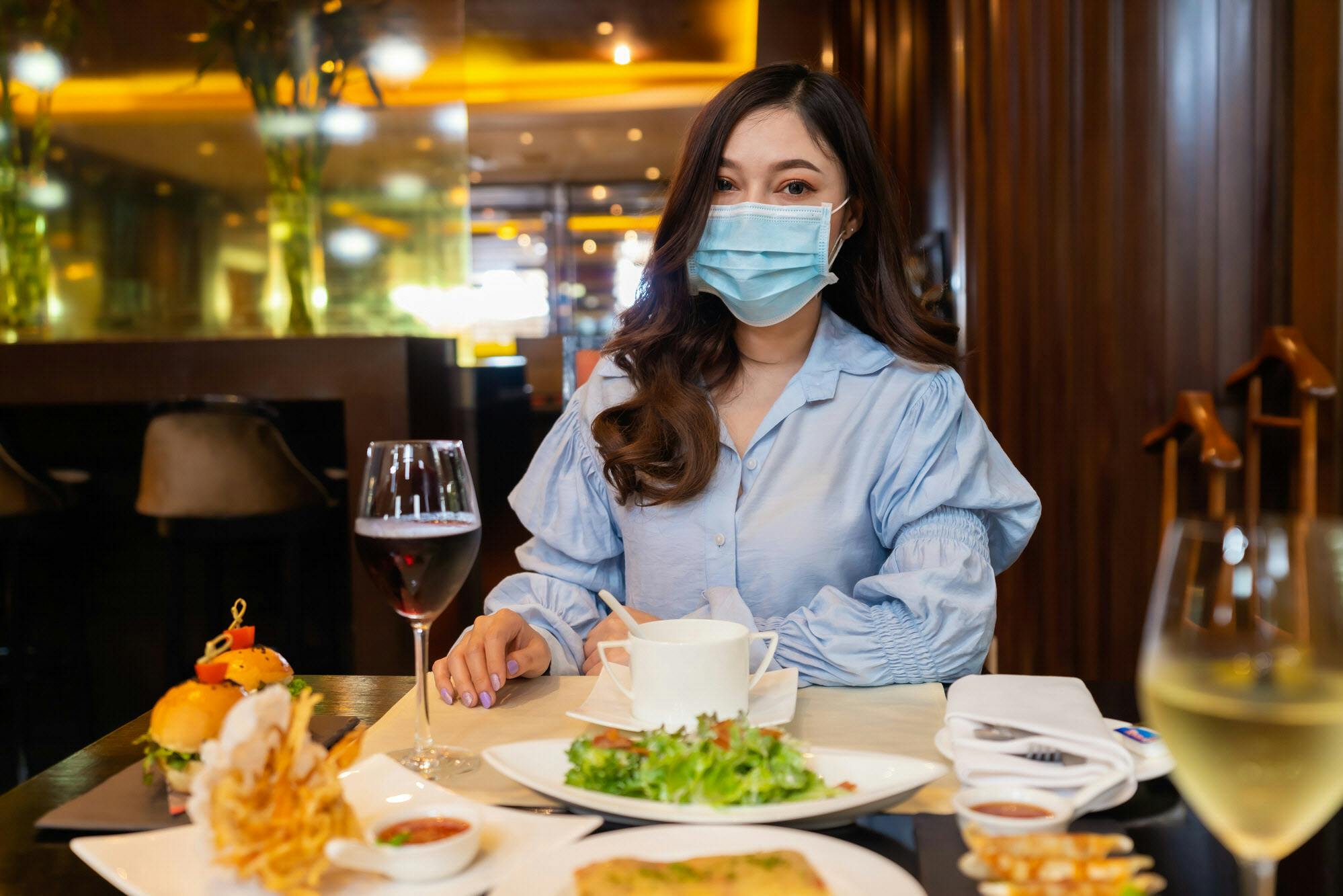 できる男のスタンダード講座 静かなマスク会食のマナー Nikkei Style できる男のスタンダード講座 静かなマスク会食のマナー Nikkei Style