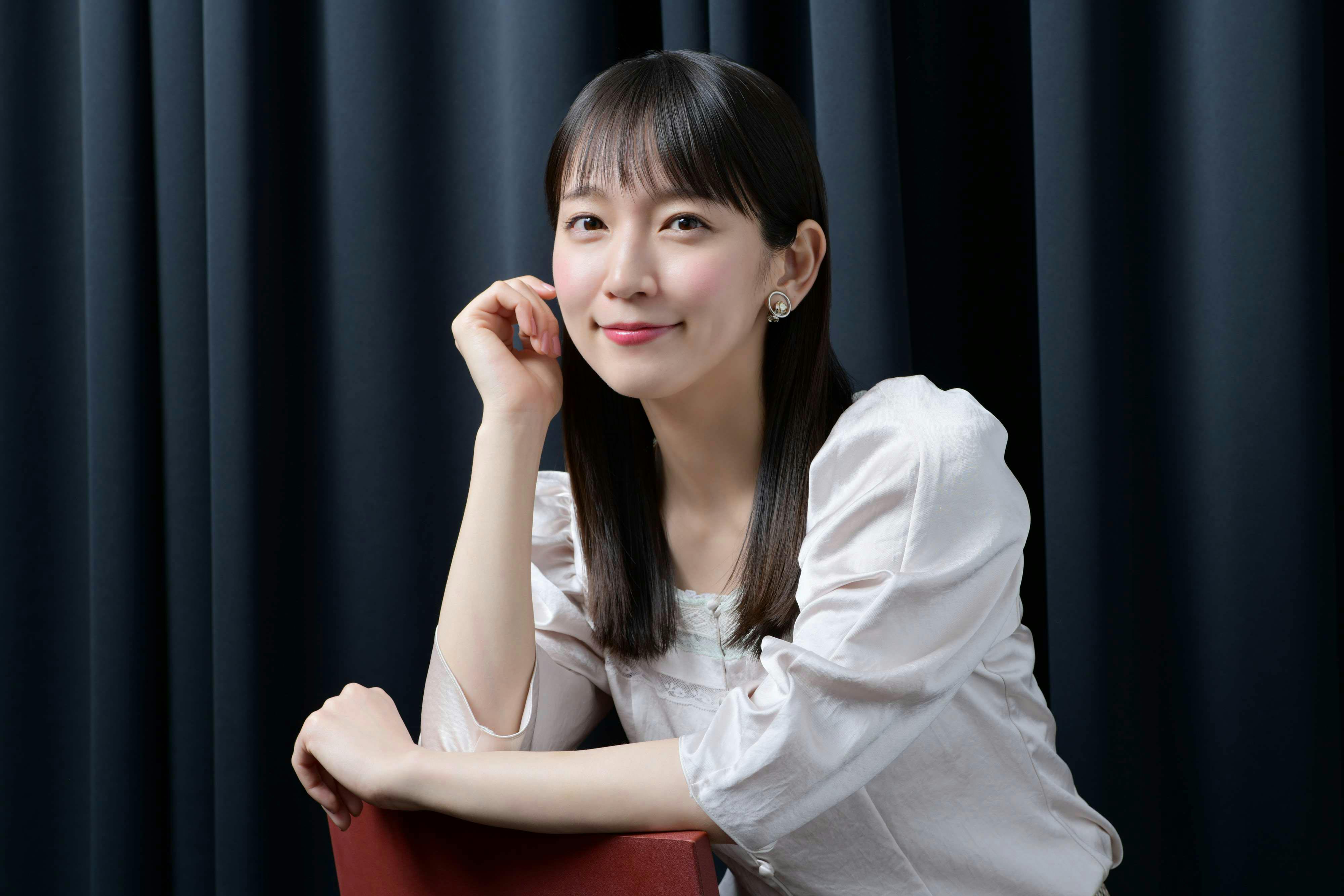 吉岡里帆 宝物の写真を入れた寝室のフォトフレーム Nikkei Style 吉岡里帆 宝物の写真を入れた寝室のフォトフレーム Nikkei Style