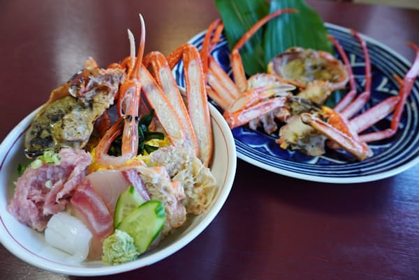 「さかゑや」はカニみその香ばしさを引き立てるため、バーナーであぶる 「さかゑや」はカニみその香ばしさを引き立てるため、バーナーであぶる