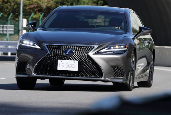 運転支援システムなどが大幅に改良されたレクサスの最上級セダン「LS」プロトタイプを試乗した(写真:トヨタ自動車、以下同) 運転支援システムなどが大幅に改良されたレクサスの最上級セダン「LS」プロトタイプを試乗した(写真:トヨタ自動車、以下同)