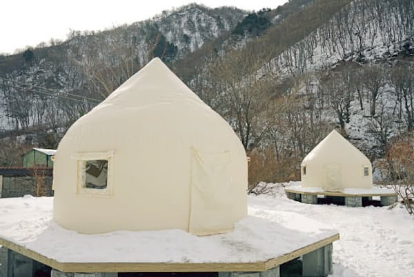 地下深くにホームがあることから「日本一のモグラ駅」と称されるJR上越線の無人駅・土合駅がグランピング施設に変身。宿泊用のテントや野外サウナを併設し、駅務室は往時の姿をとどめたカフェに 地下深くにホームがあることから「日本一のモグラ駅」と称されるJR上越線の無人駅・土合駅がグランピング施設に変身。宿泊用のテントや野外サウナを併設し、駅務室は往時の姿をとどめたカフェに