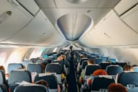 飛行機内で感染者が出た場合、どこまでが濃厚接触者となるのだろうか? 写真はイメージ=(c)dedmityay-123RF 飛行機内で感染者が出た場合、どこまでが濃厚接触者となるのだろうか? 写真はイメージ=(c)dedmityay-123RF