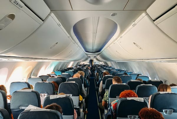 飛行機内で感染者が出た場合、どこまでが濃厚接触者となるのだろうか? 写真はイメージ=(c)dedmityay-123RF 飛行機内で感染者が出た場合、どこまでが濃厚接触者となるのだろうか? 写真はイメージ=(c)dedmityay-123RF