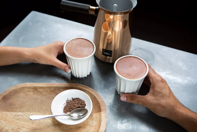 家で本格チョコドリンク 英国発の ベルベタイザー Nikkei Style 冷たい牛乳 とチョコレートフレークを入れて dメニューニュース Nttドコモ