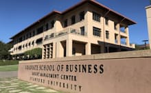 米スタンフォード大学経営大学院。同大学はシリコンバレーにイノベーション型ビジネスが集積する契機のひとつになった