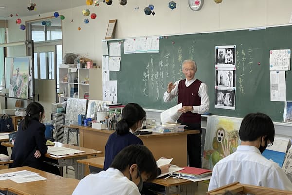 高1の絵画を教える江上寛二さん 高1の絵画を教える江上寛二さん