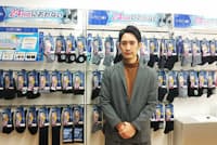 「SUPER SOX」の販売戦略を練る岡本のマーケティング担当 青柳一輝氏 「SUPER SOX」の販売戦略を練る岡本のマーケティング担当 青柳一輝氏