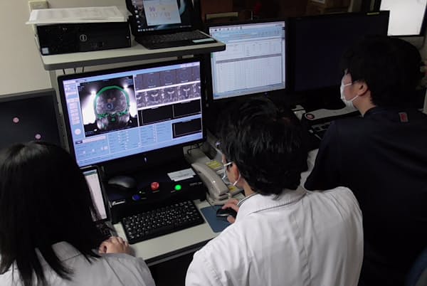 MRガイド下集束超音波治療を実施する医師ら=大阪大学病院提供 MRガイド下集束超音波治療を実施する医師ら=大阪大学病院提供