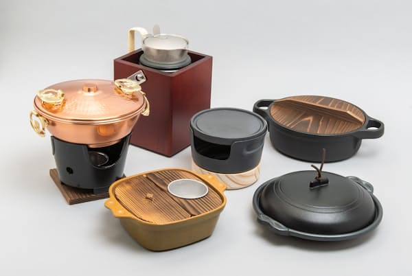 ひとりでじっくり楽しむ、まるで旅館の食事のような時間に浸れる、おひとり様用の鍋がブーム。写真の料理道具はすべて直径18センチ以内の手のひらサイズ ひとりでじっくり楽しむ、まるで旅館の食事のような時間に浸れる、おひとり様用の鍋がブーム。写真の料理道具はすべて直径18センチ以内の手のひらサイズ