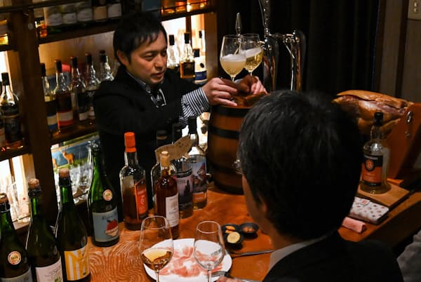 「甘味、酸味、渋味を感じること」と藤井さん(東京都千代田区の「バー&シードレリア エクリプスファースト」)=佐藤 圭一郎撮影 「甘味、酸味、渋味を感じること」と藤井さん(東京都千代田区の「バー&シードレリア エクリプスファースト」)=佐藤 圭一郎撮影