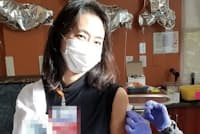 新型コロナウイルス感染症(COVID-19)のワクチン接種を受ける筆者(写真1) 新型コロナウイルス感染症(COVID-19)のワクチン接種を受ける筆者(写真1)