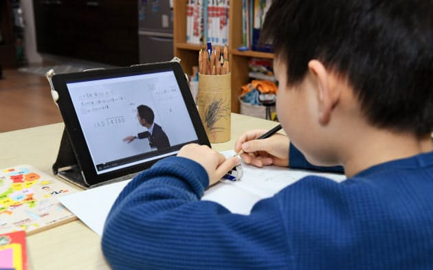 小中学生に1人1台の情報端末 オンライン学習その効果は 英検合格者が倍増の学校も Nikkei Style 小中学生に1人1台の情報端末 オンライン学習その効果は 英検合格者が倍増の学校も Nikkei Style