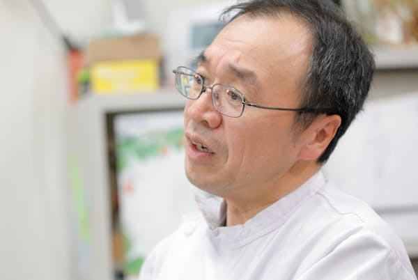 「疾病利得」に関連して20代の女性の症例を話す牛田享宏さん 「疾病利得」に関連して20代の女性の症例を話す牛田享宏さん