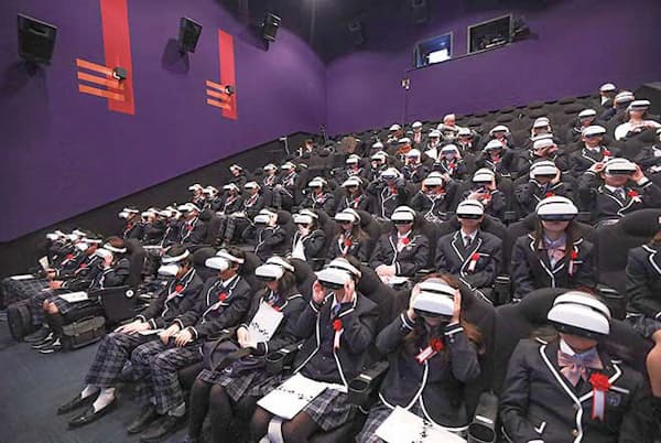 VRゴーグルをかぶって行われていたN高の入学式。例年は一部の生徒が参加していたが、20年は完全にオンラインに変更した VRゴーグルをかぶって行われていたN高の入学式。例年は一部の生徒が参加していたが、20年は完全にオンラインに変更した