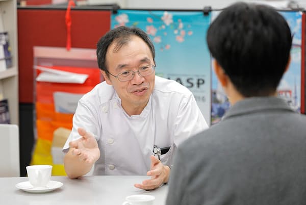 愛知医科大学で治療と研究を行う医師の牛田享宏さん 愛知医科大学で治療と研究を行う医師の牛田享宏さん