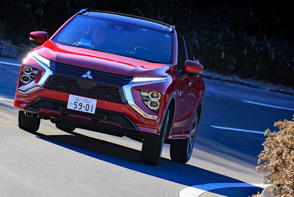 「三菱エクリプス クロス」にプラグインハイブリッド車(PHEV)が追加された。プレミアムクラスのSUVのような乗り味に仕上がっていた(写真:荒川正幸、以下同) 「三菱エクリプス クロス」にプラグインハイブリッド車(PHEV)が追加された。プレミアムクラスのSUVのような乗り味に仕上がっていた(写真:荒川正幸、以下同)