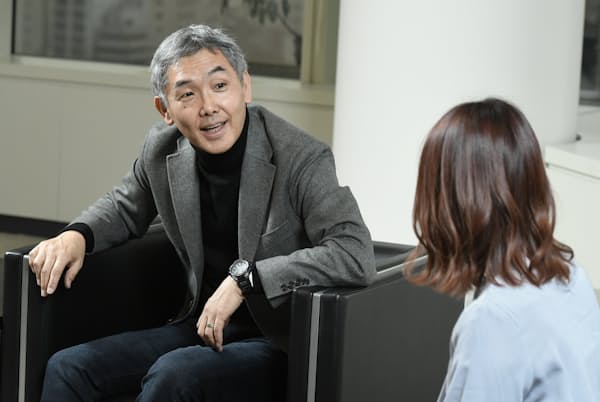 ランチ会などで新入社員と対話する三井情報の小日山社長(写真左) ランチ会などで新入社員と対話する三井情報の小日山社長(写真左)