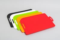 SILTEQ「きれいのミカタ 丸めて煮沸除菌できるまな板」(Mサイズ3100円)、315×220×5ミリ、プラチナシリコーン製、赤、オレンジ、緑、白、黒の5色展開 SILTEQ「きれいのミカタ 丸めて煮沸除菌できるまな板」(Mサイズ3100円)、315×220×5ミリ、プラチナシリコーン製、赤、オレンジ、緑、白、黒の5色展開