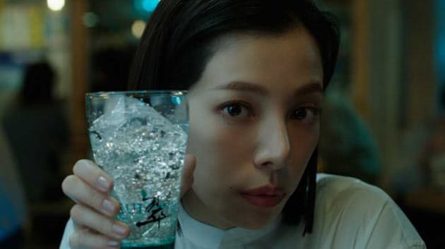 桜井ユキの強烈な目力が話題 サントリーのジン 翠 Nikkei Style 桜井ユキの強烈な目力が話題 サントリーのジン 翠 Nikkei Style
