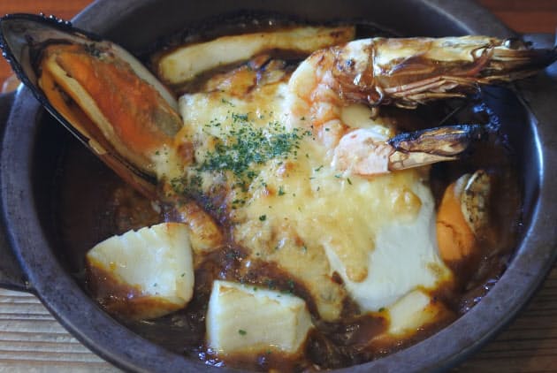 卵とチーズでまろやか 香り立つ 門司港の焼きカレー Nikkei Style 卵とチーズでまろやか 香り立つ 門司港の焼きカレー Nikkei Style