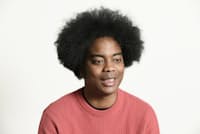 そえじま・じゅん 1984年7月18日生まれ。東京都大田区出身。米国人と日本人のハーフ。学生時代はバスケットボールに熱中。モデルや舞台俳優を経て映画やテレビ番組などで活躍。身長195センチメートル そえじま・じゅん 1984年7月18日生まれ。東京都大田区出身。米国人と日本人のハーフ。学生時代はバスケットボールに熱中。モデルや舞台俳優を経て映画やテレビ番組などで活躍。身長195センチメートル